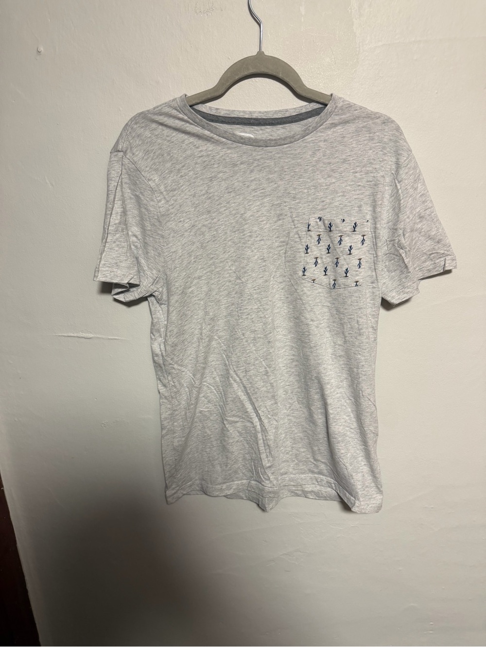 Old Navy Light Gray Short-Sleeve Tee with Navy Pocket Print